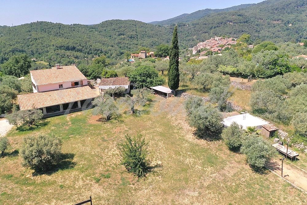 Claviers - Villa avec 3 chambres et dépendance, terrain 5330 m², oliviers