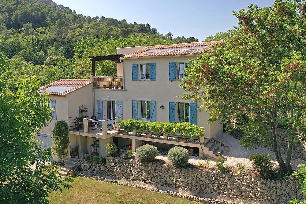Claviers proche village – Maison de 120 m² avec vue panoramique, source et rivière